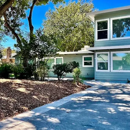 Uniquely Styled Home Minutes To Downtown Sac!